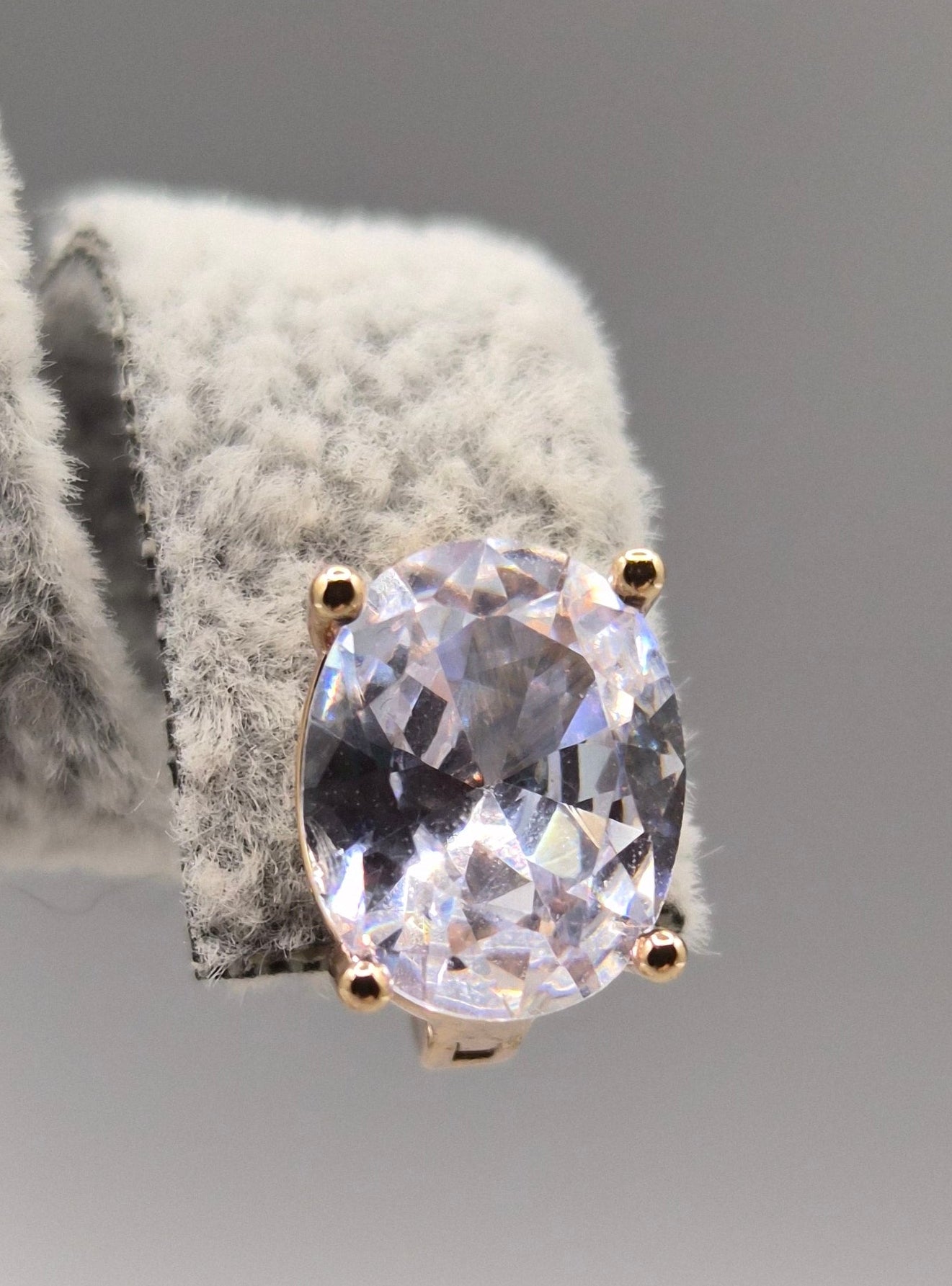 Gold Oval Claw Set Huggie Hoop Earrings