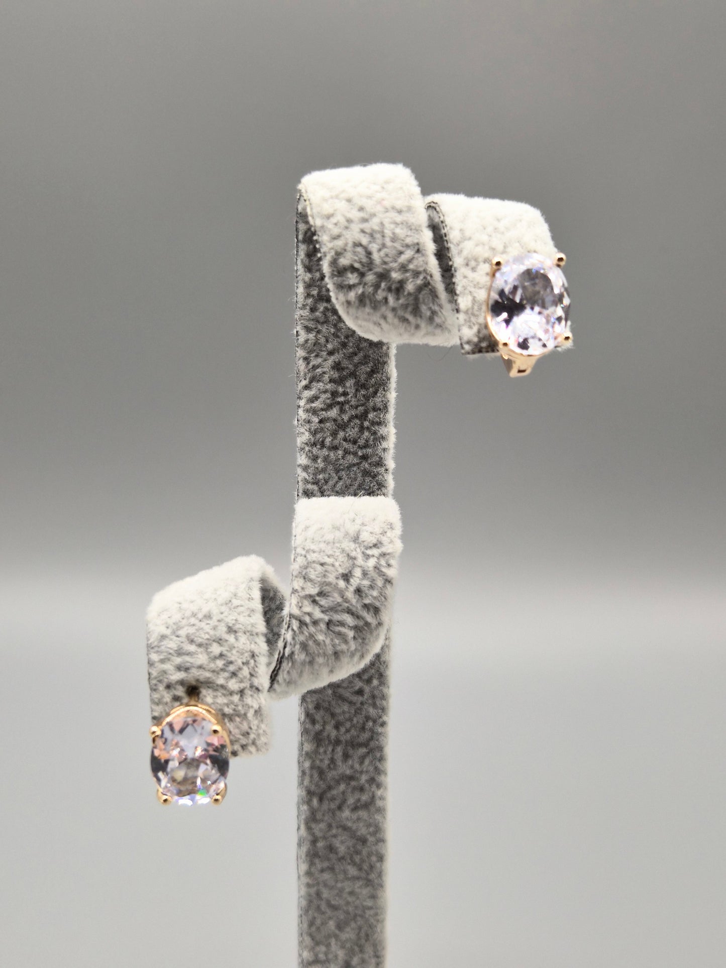 Gold Oval Claw Set Huggie Hoop Earrings