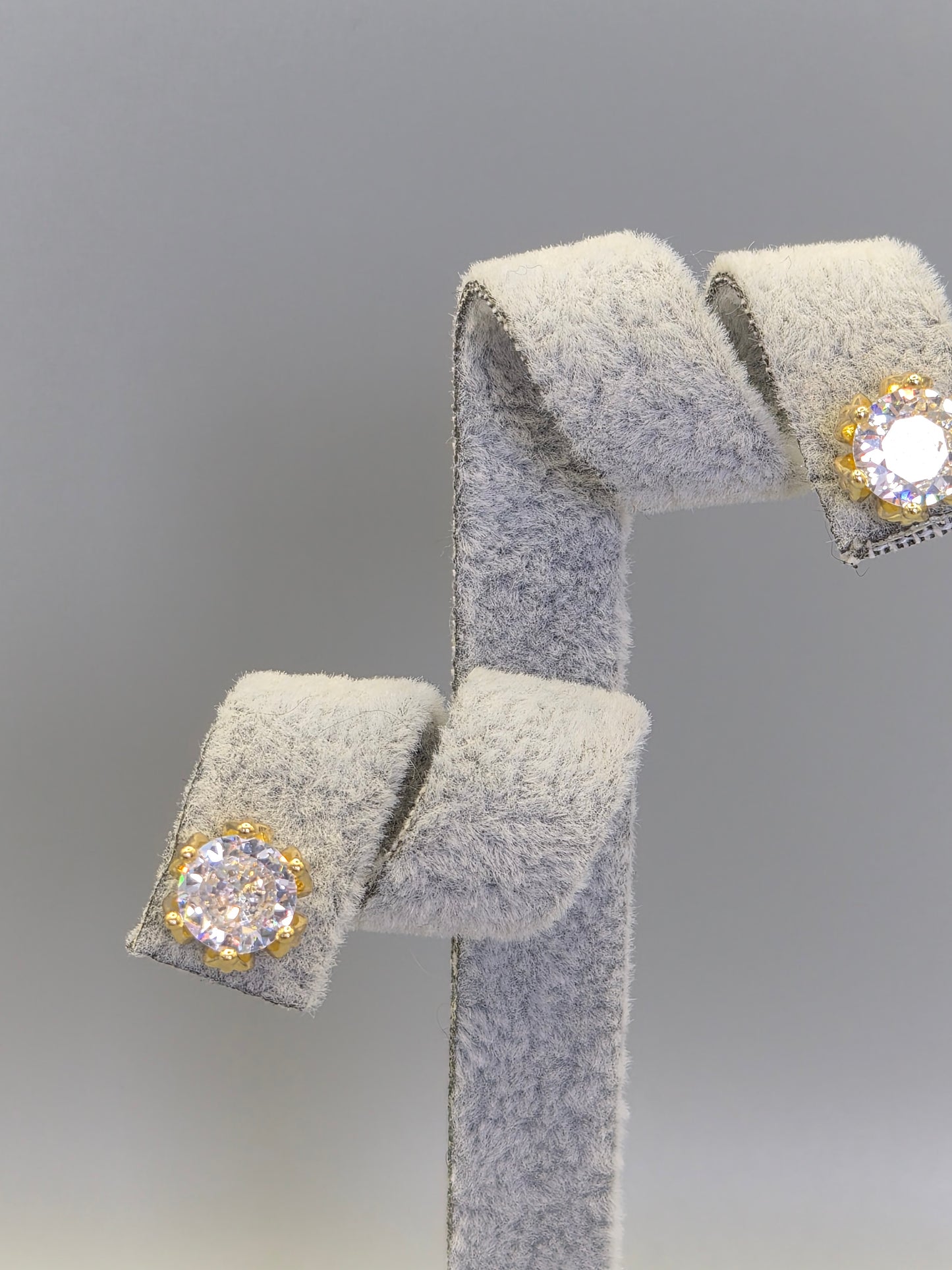 Round Brilliant Cut Cubic Zironia Claw Set Stud Earrings